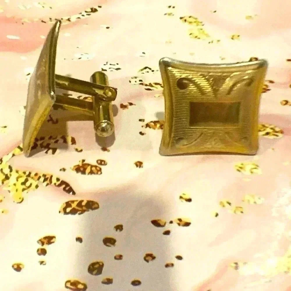 Gold Plated Cufflinks and Tie Clip - Picture 2 of 5
